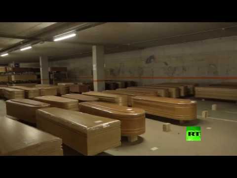 شاهد تحويل موقف سيارات إلى مخبأ للمقابر في إسبانيا