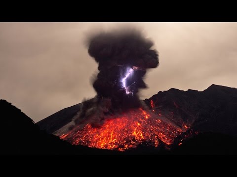 شاهد لحظة ضرب صاعقة برق لبركان نشط في اليابان