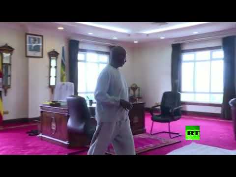 شاهد رئيس أوغندا يقدّم قدوة في ممارسة رياضة في المنزل