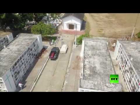 شاهد حفر قبور لـ800 جثة ضحايا كورونا في الإكوادور