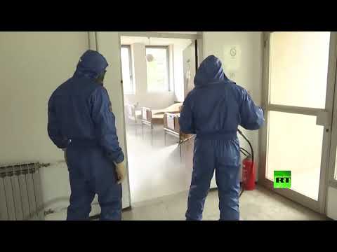 شاهد فريق العسكريين الروس يعقم مركزًا دراسيا للقوات الصربية