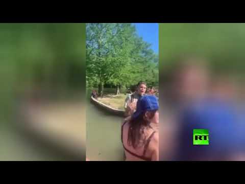 شاهد مخترقو التباعد الاجتماعي يهاجمون أحد الحراس الأميركيين