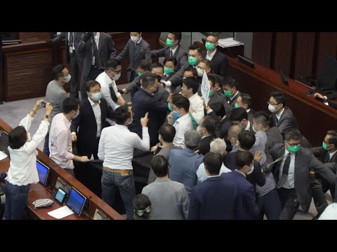 شاهد شجار داخل مجلس النواب في هونغ كونغ