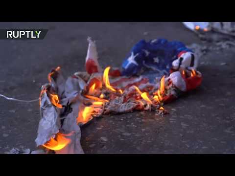 شاهد متظاهرون يلقون زجاجات حارقة باتجاه السفارة الأميركية في اليونان