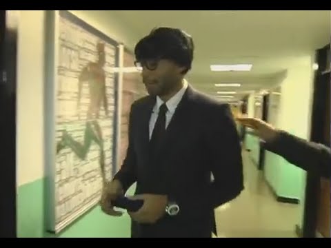 بالفيديو هنري يفاجئ فصل دراسي بـالباروكة