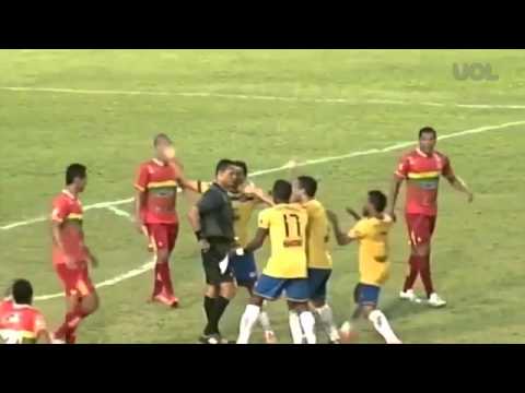 شاهد لاعب كرة قدم يعتدي على الحكم أثناء المباراة