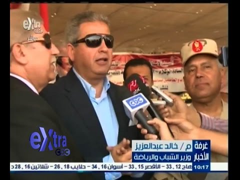 شاهد وزير الرياضة يقود مجموعة من البنات إلى قناة السويس