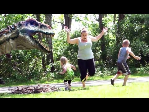 مقلب الديناصور يثير رعب الزوار شاهد بالفيديو
