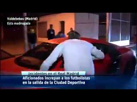 مشجع مدريدي يعتدي على عدد من لاعبي الفريق