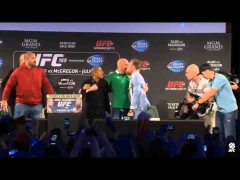 بالفيديو مصارع يسرق حزام منافسه