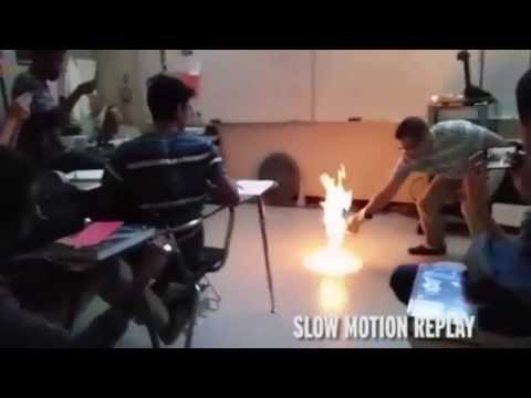 شاهد مدرس كيمياء يحرق أرضية المعمل أثناء تجربة خطيرة