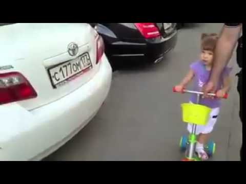 بالفيديو طفلة تستطيع تمييز جميع أنواع السيارات