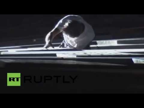 شاهد الفرنسي ألان روبير يتسلق البرج اللولبي