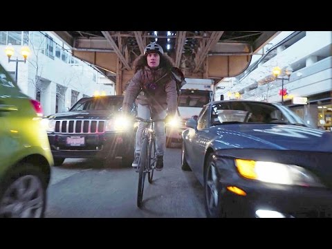 بالفيديو سباق بين تاكسي ودراجة والنتيجة غير متوقعة