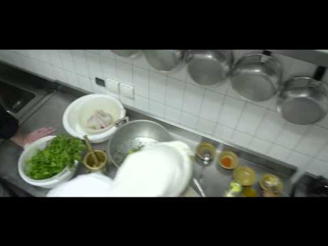 بالفيديو أميركي يطهو طبقًا مغربيًّا ضمن قائمة مأكولاته