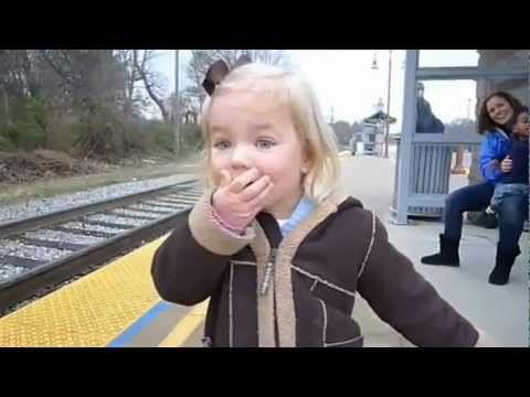 بالفيديو طفلة تعبّر عن دهشتها من رؤية القطار
