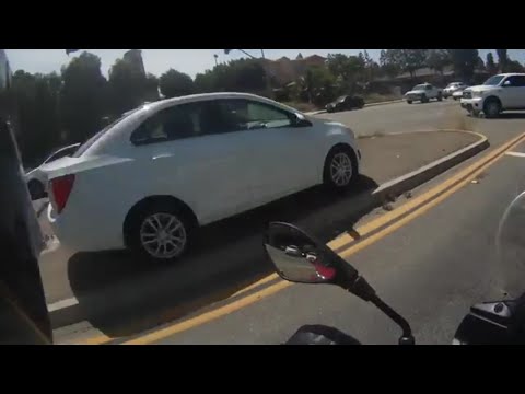 شاهد خوذة سائق دراجة نارية ترصد حادث سيارة غريب