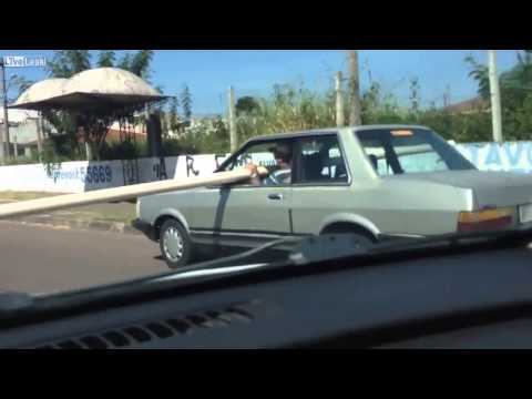 بالفيديو عجوز يقطع الطريق بوضعه ماسورة داخل سيارته