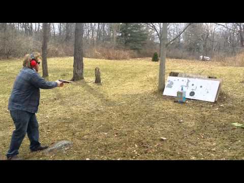 شاهد رجل ينجو من الرصاص ويصاب بالمسدس