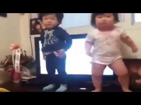 طفلة كورية ترقص على أغنية بوب