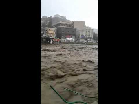 بالفيديو السيول تداهم المحال التجارية والمساجد في الداير