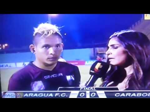 بالفيديو لاعب فنزويلي يتلقى ركلة من مشجع على الهواء