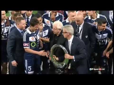 شاهد سقوط كوميدي لرئيس الاتحاد الأسترالي