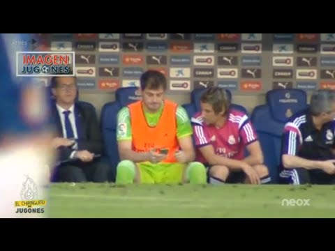 بالفيديو الحارس كاسياس منشغل بهاتفه النقال على دكة بدلاء الفريق