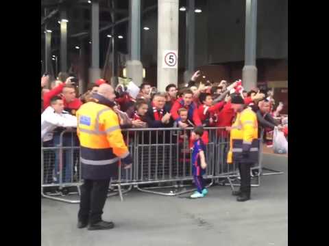 بالفيديو نجل اللاعب روني يمضي أوتوغراف لمشجعي يونايتد