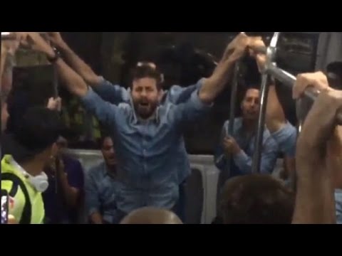 شاهد بيكيه يغني خلال احتفالات برشلونة بلقب الليغا