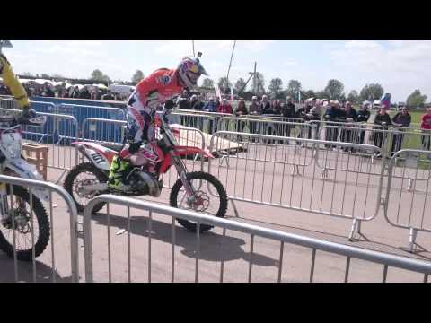 شاهد متسابق يرفض السقوط من على دراجته