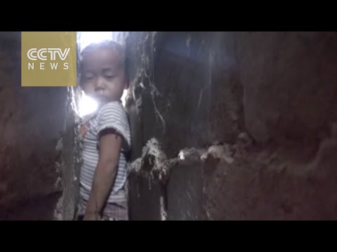 فيديو إنقاذ طفل حُشر بين جدارين