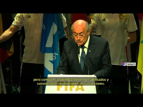 شاهد بلاتر يدافع عن نفسه ضد اتهامات الفساد