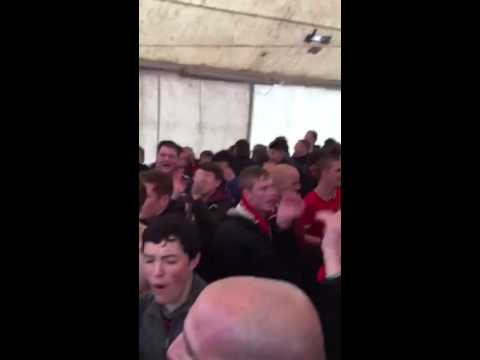 شاهد جمهور اليونايتد يُخلد ذكرى جورج بست