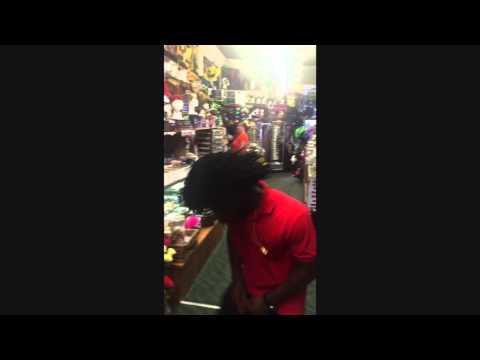 شاهد مهاجم ليفربول يكشف عن مواهبه في الغناء