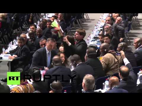 بالفيديو سيدتان تحملان علم فلسطين توقفان كلمة بلاتر