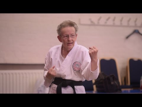 بالفيديو بريطانية تبلغ 78 عامًا وتحصل على الحزام الأسود في الكاراتيه