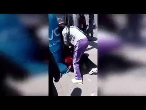 بالفيديو فتاة تضرب والدتها المختلة عقليًا