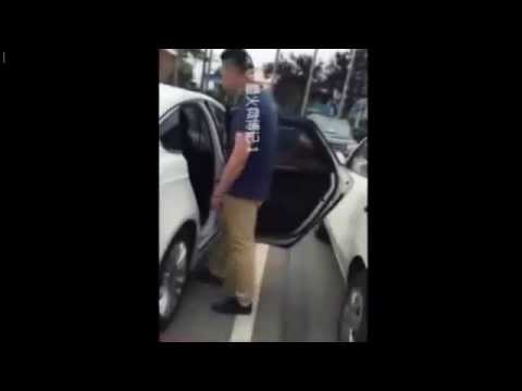 بالفيديو رجل يعاقب زوجته بسبب خيانتها له