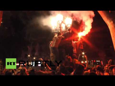 شاهد 30 ألف إسباني يحتفلون بفوز برشلونة في الأبطال