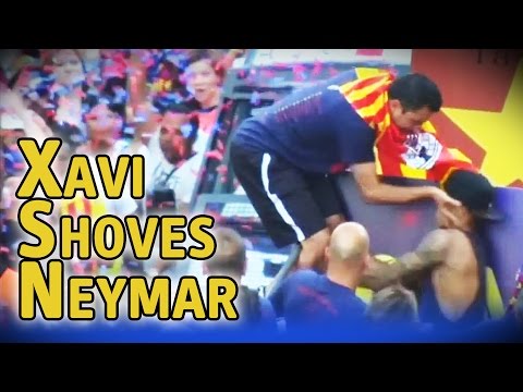 فيديو تشافي ينفعل على نيمار خلال احتفالات البارسا