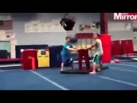 لاعب جمباز يقفز في الهواء ويدخل في بنطاله