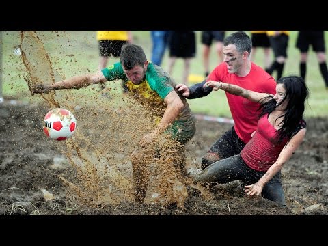 بالفيديو مباراة كرة قدم في الوحل