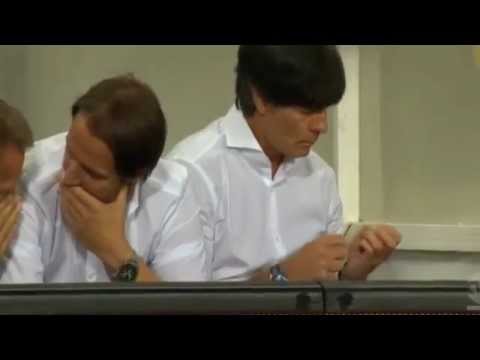 فيديو مدرب ألمانيا ينظف أظافره خلال مباراة جبل طارق