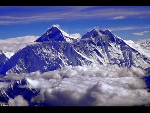 شاهد جبل إيفرست يتحرك من مكانه بسبب زلزال