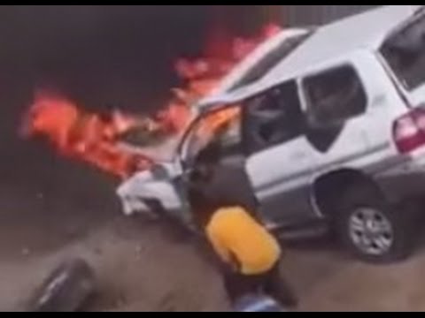 بالفيديو إنقاذ شاب سعودي من سيارة مشتعلة
