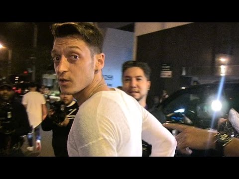 شاهد أوزيل يقضي إجازته في هوليوود