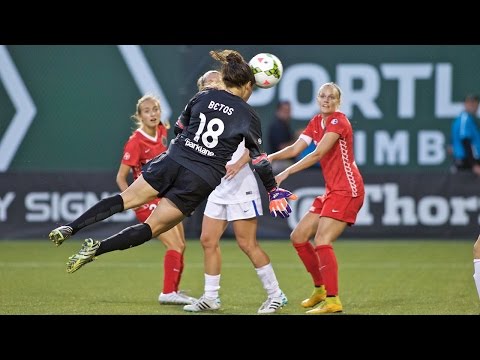 لاعبة ماهرة تتألق في حراسة المرمى