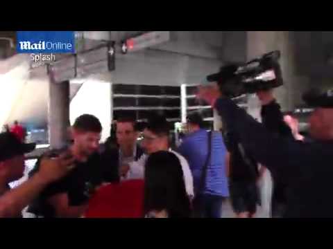 شاهد غيرارد يصل إلى الولايات المتحدة برفقة زوجته