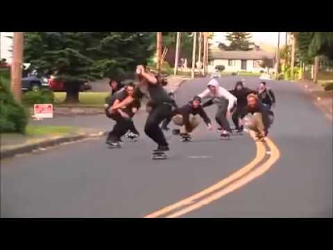 بالفيديو سقطة مروعة لمجموعة من المتزلجين